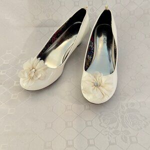 White George girls dressy pumps
